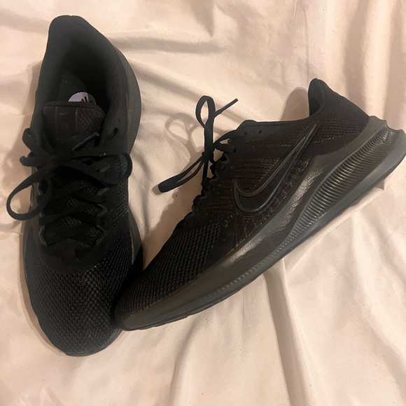 Nike Women’s Athletic Shoes. Black. New - Picture 7 of 7